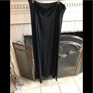 Mossimo black poly/rayon skirt.